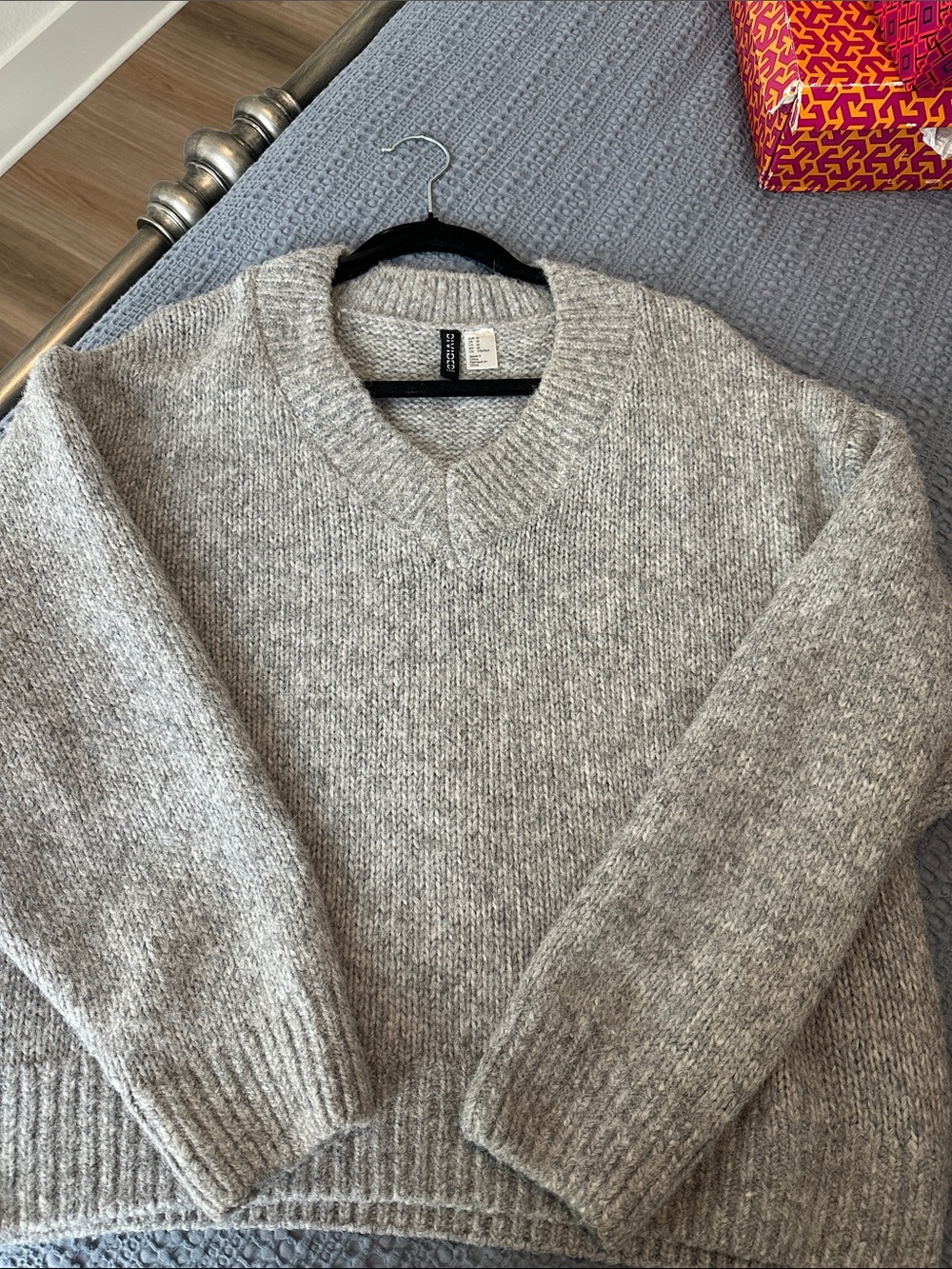 H&M women’s V-Neck Sweater in Heather Gray